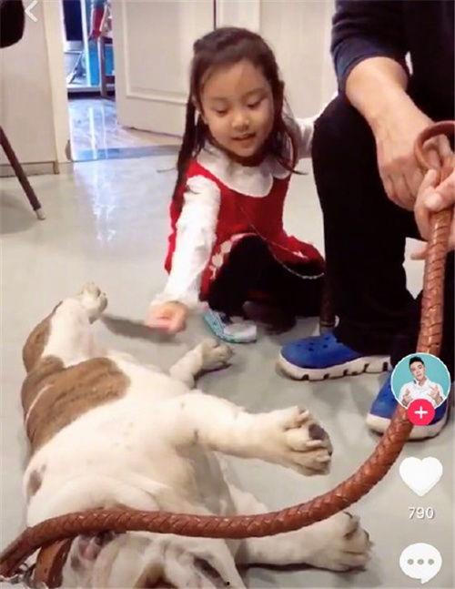 舅舅带娃吃瓜,亲子时光温馨满满